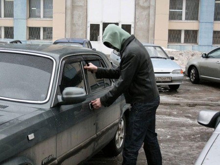 6 видеорегистраторов похитили из автомобилей в Ижевске 
