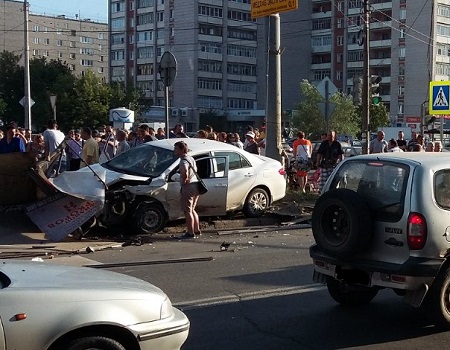 При столкновении двух автомобилей в Ижевске пострадала женщина-пешеход