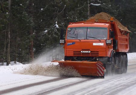 Убирать снег начали в Ижевске