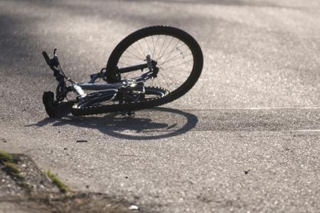 Велосипедист протаранил иномарку в Удмуртии, пострадал 4-летний ребенок
