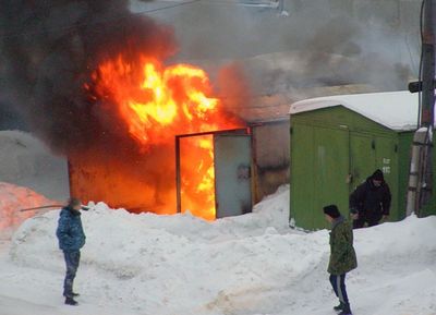 На пожаре в гаражном кооперативе Ижевска спасено 10 автомобилей