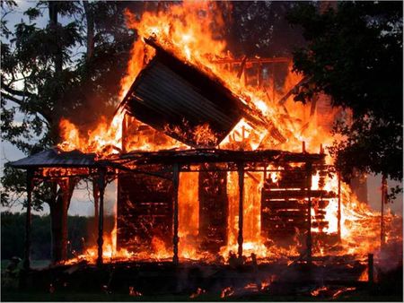 Неизвестные подожгли дом в Удмуртии
