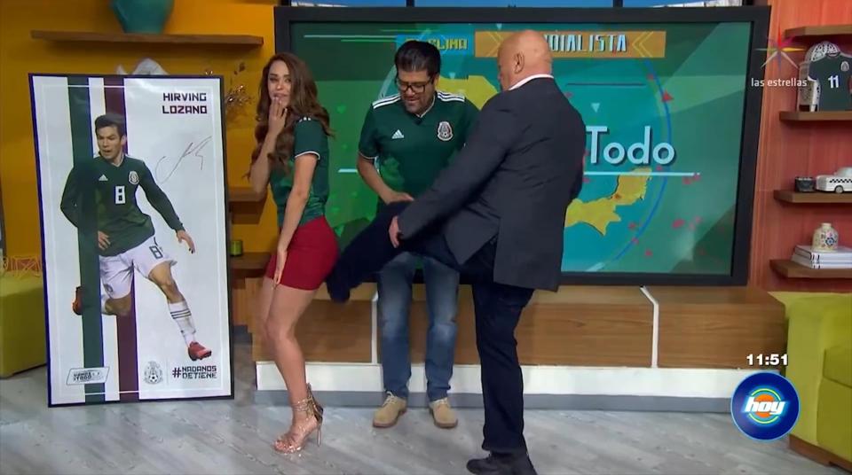 Попа ведущей прогноза погоды в Мексике пострадала от ноги футболиста