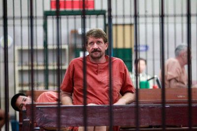 Россиянина Виктора Бута выпустили из бангкокской тюрьмы для экстрадиции в США