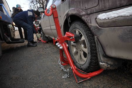 Фоторепортаж: около десятка незаконно припаркованных авто эвакуировали в Ижевске 