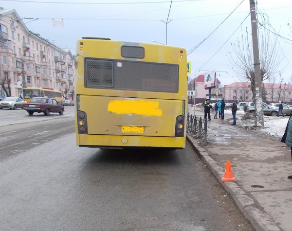 В Ижевске школьницу снесло с остановки зеркалом автобуса