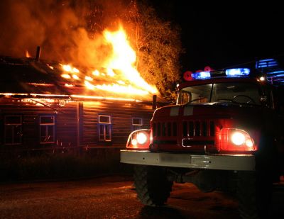 Дом и иномарка на 1,2 миллиона рублей сгорели в Кезу