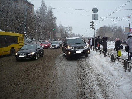 8-летний мальчик, перебегая дорогу на красный свет, попал под колеса иномарки в Ижевске