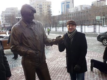 В Екатеринбурге поставили памятник герою сериала Гене Букину