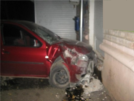 Пьяный водитель иномарки врезался в стену дома в Ижевске