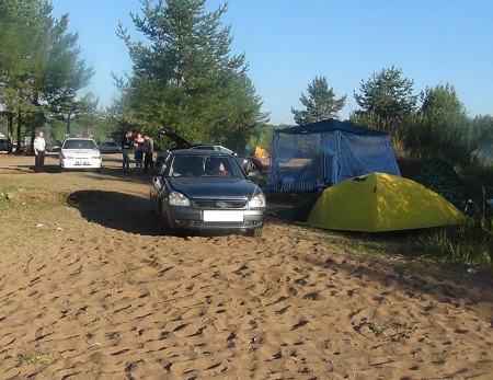 Пьяная девушка на пляже в Удмуртии наехала на палатку