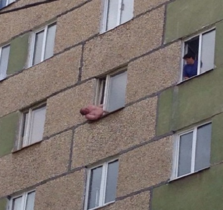 В Ижевске неадекватный мужчина застрял в окне многоэтажки