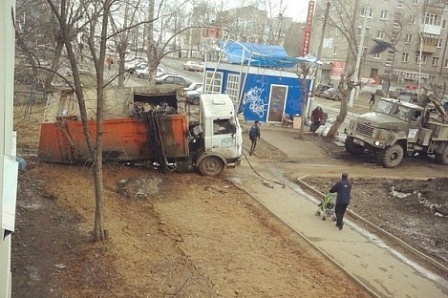 Мусоровоз частично ушел под землю на улице Воровского в Ижевске