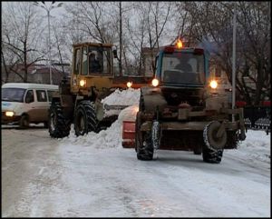 Около сотни машин спецтехники борется с последствиями снегопада в Ижевске