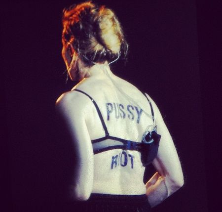Мадонна выступила в Москве с  надписью  Pussy Riot  на спине