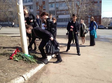 Фото: ижевчане несут цветы к месту  насмерть сбитой школьницы 
