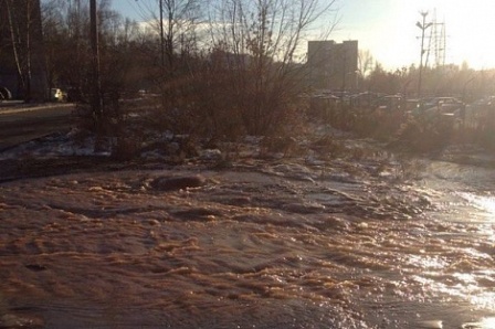 Из-за порыва трубы часть улицы Салютовской затопило в Ижевске