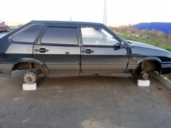 Четверо жителей Татарстана в Удмуртии за ночь обснимали 11 автомобилей