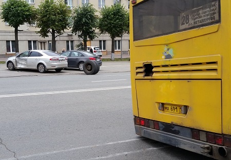 В Ижевске оторвавшееся у пассажирского автобуса колесо повредило «Ford Mondeo»