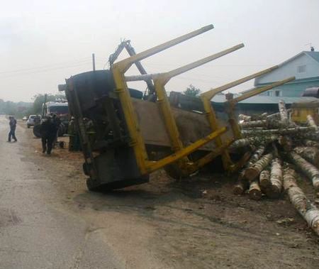 Груженый бревнами грузовик в Можге врезался в автобусную остановку