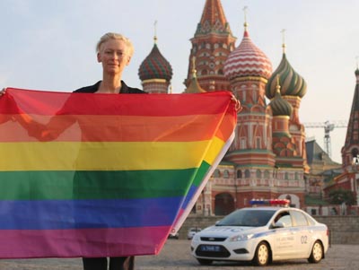 Тильда Суинтон вышла на Красную площадь с пикетом в поддержку гомосексуалистов