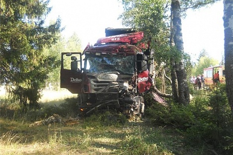 Фура врезалась в трактор на трассе Елабуга-Пермь в Удмуртии