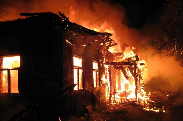 Женщина-инвалид не смогла выбраться из горящего в Завьяловском районе дома