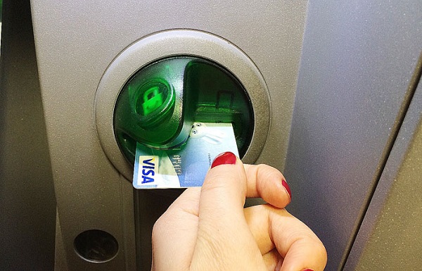 Оставив карту в банкомате, ижевчанка лишилась только что внесенных денег