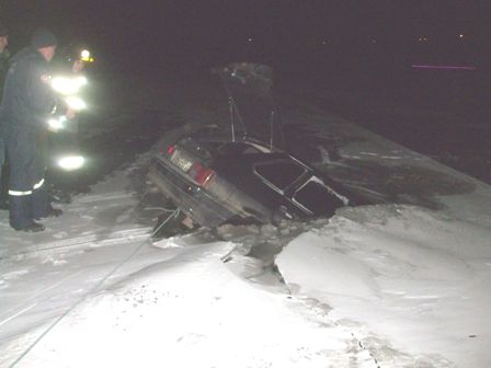 Водитель, чья машина провалилась под лед на Воткинском пруду, был пьян