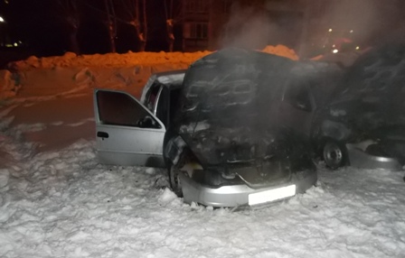Неизвестные подожгли два автомобиля в Ижевске 