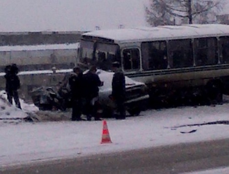 Водитель в Ижевске погиб при столкновении автобуса и двух иномарок
