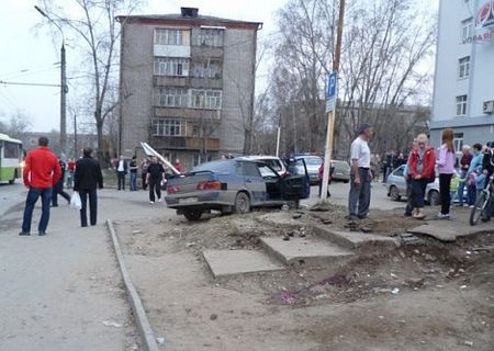 Фото: бесправный водитель насмерть сбил школьницу на тротуаре в Ижевске