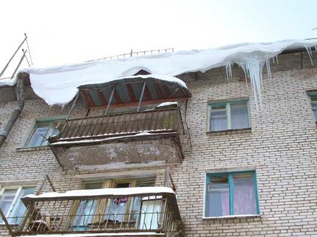 МЧС вновь предупреждает  об опасности схода снега с крыш в Удмуртии