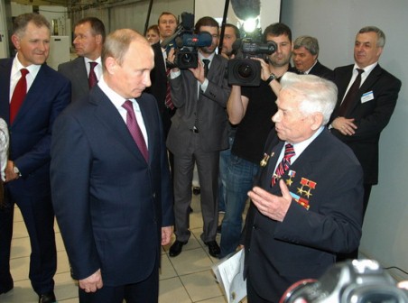 Владимир Путин в Ижевске подарил часы Михаилу Калашникову