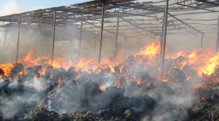 На складе в Удмуртии сгорели 1100 рулонов сена