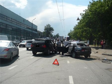 Три автомобиля врезались в Ижевске