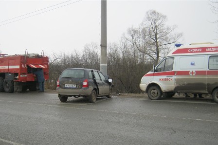 Легковушка врезалась в опору ЛЭП в Завьяловском районе