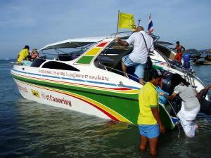 40 человек пострадали в результате столкновения двух катеров в Таиланде