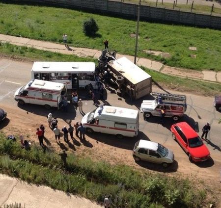 Восемь человек пострадали при столкновении автобуса с грузовиком в Воткинске