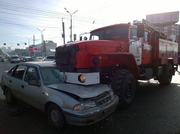 В Ижевске неопытный водитель столкнулся с пожарным спецавтомобилем