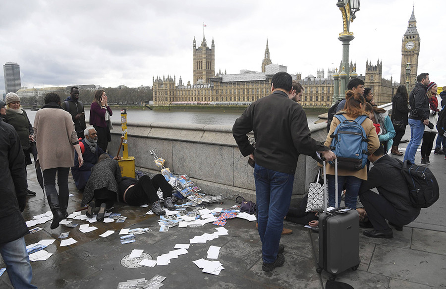 Четверо погибли в теракте на Вестминстерском мосту в Лондоне