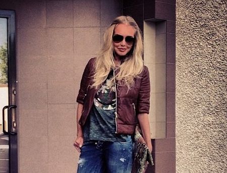 Маша Малиновская ходит в дырявой одежде