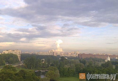 Гигантское  облако в виде ядерного  гриба возникло над Петербургом