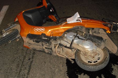 Иномарка врезалась в скутер в Ижевске: пострадал один человек
