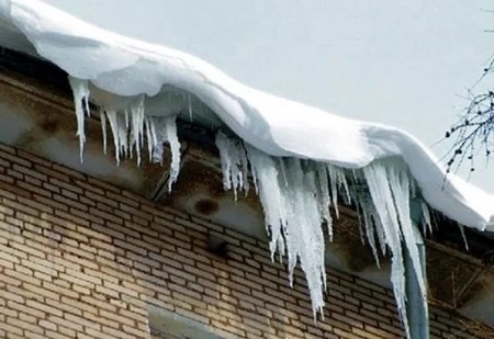 В Ижевске две девочки оказались под снегом, сошедшим с крыши