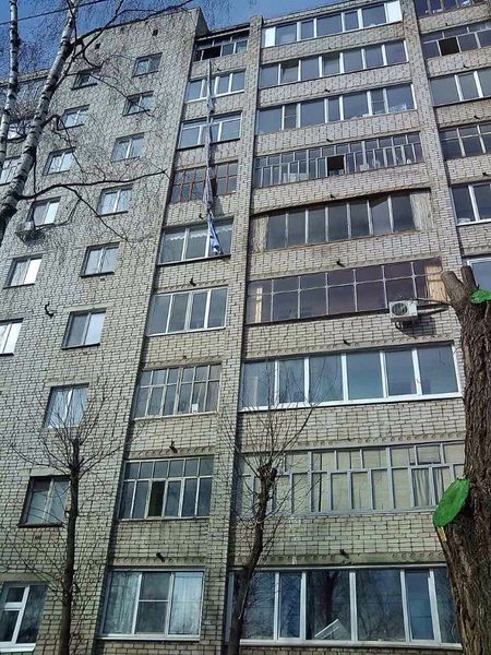 Женщина разбилась, пытаясь спуститься с 9 этажа на простынях в Ижевске
