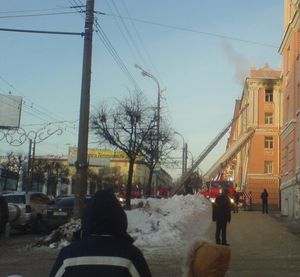 Пожар в пятиэтажном доме в Ижевске парализовал движение по улице Пушкинская