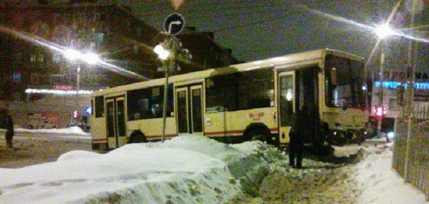 Автобус и маршрутка столкнулись лоб в лоб в Ижевске