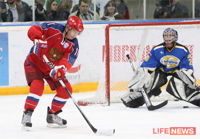 Путин впервые встал на коньки и надел хоккейную форму