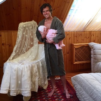 Прохор Шаляпин одевает сына в девчачью одежду